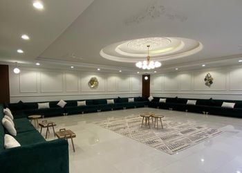 شاليه بجلسة تطل على مسبح خارجي 