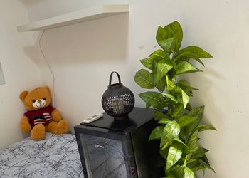 استديو بسرير مريح وأثاث بسيط