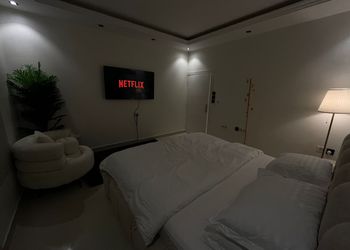 استديو بأثاث مريح وبسيط 