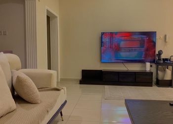شقة بصالة انيقة ودخول ذاتي