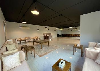 شاليه بمسطح اخضر ومسبح 
