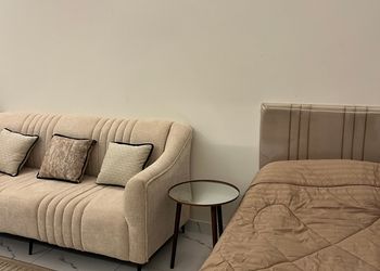 استديو بأثاث مريح وبسيط 
