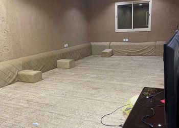 مخيم بألعاب أطفال وبيت شعر 