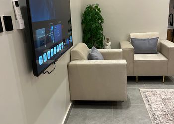 استديو بأثاث مريح وبسيط