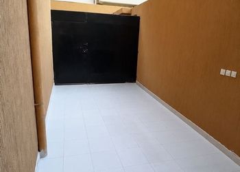 استديو بسرير ماستر وجلسة مريحة 