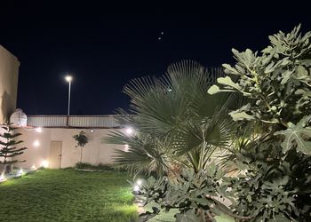 استراحة بمسطح اخضر وجلسه خارجيه