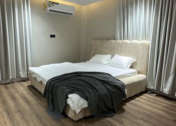 استديو بسرير ماستر وجلسة مريحة 