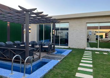 شاليه بمسبح ومسطح اخضر