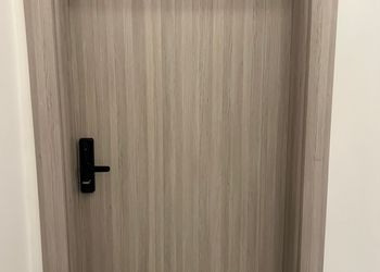 استديو بأثاث مريح وبسيط 