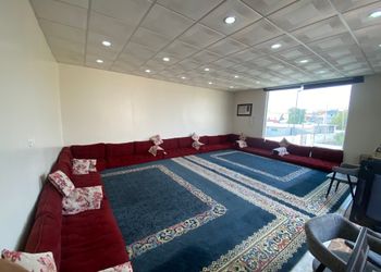 استراحة بجلسة مطلة على مسبح 