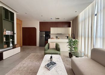 شقة بتصميم فاخر وصالة أنيقة 