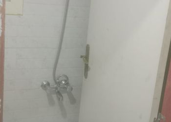 غرفة بسرير مريح وأثاث بسيط