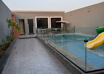 شاليه بألعاب أطفال وجلسة خارجية