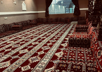 استراحة بملعب كرة قدم و طائره 
