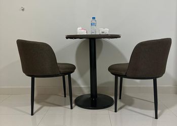 استديو بأثاث مريح وبسيط 