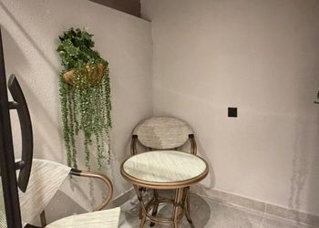 استديو بأثاث مريح وبسيط 