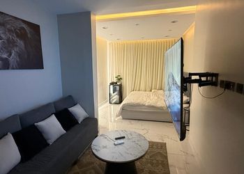 استديو بأثاث مريح وبسيط 