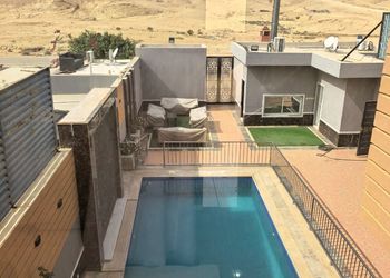 شاليه بصالة مطلة على المسبح 