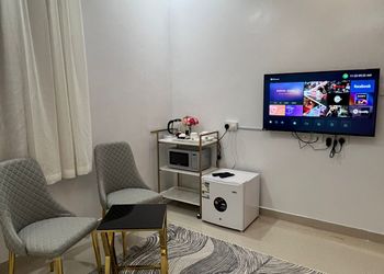 استديو بسرير ماستر وجلسه جانبيه