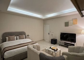 استديو بسرير ماستر وجلسة جانبية 