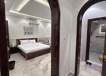 استديو بأثاث مريح وبسيط 