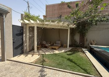 شاليه بجلسة تطل على مسبح خارجي 