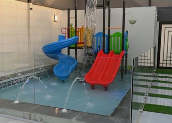 شاليه بمسطح اخضر وجلسة خارجية 
