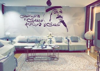 شاليه بمسبح خارجي ومسطح اخضر