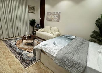 استديو بأثاث مريح وبسيط 