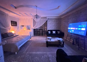 استديو بسرير ماستر وجلسة جانبية 