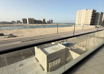 شقة بصالة وثلاث غرف نوم