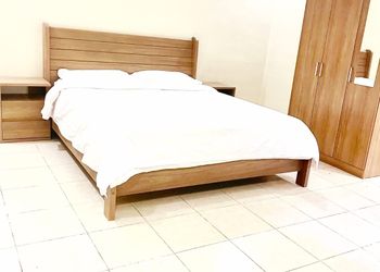 شاليه بجلسة خارجية وألعاب أطفال