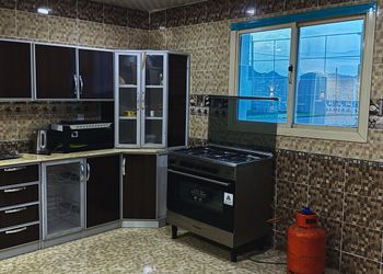 شاليه بملعب كرة طائرة ومسبح.