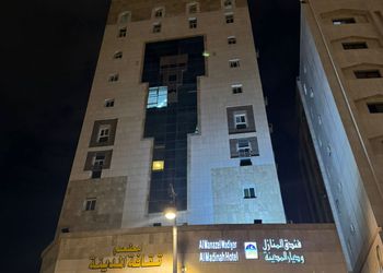 غرفة بأسرة مريحة وأثاث بسيط 