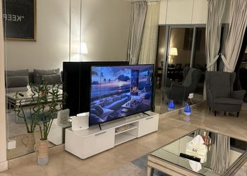 شقة بجلسة خارجية مطلة على البحر 