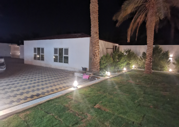 استراحة بمسطح اخضر وجلسه خارجيه