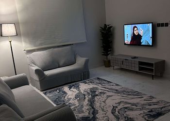 شقة بدخول ذاتي وصالة مريحة 
