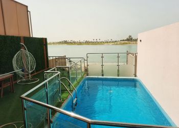 شاليه بجلسات مطلة على البحر 