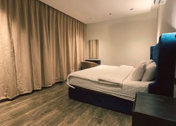 استديو بأثاث مريح وبسيط 