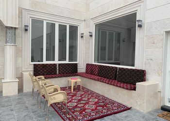 استراحة بجلسة خارجية ومسطح اخضر