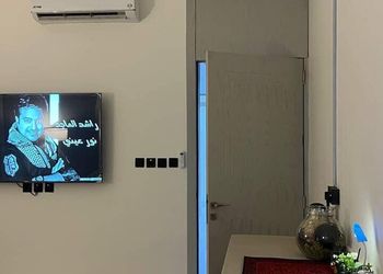 شقة بغرفة معيشة وغرفة نوم 