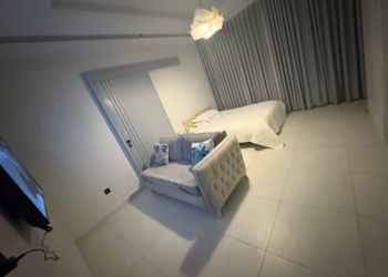 استديو بأثاث مريح وبسيط 