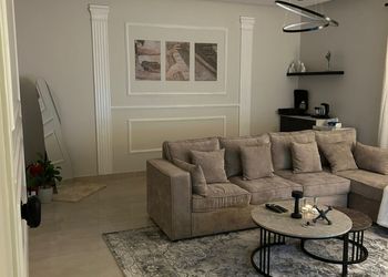 شقة بصالة مريحة وتصميم هادئ 