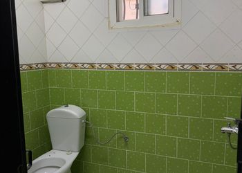 شاليه بجلسة مطلة على مسبح 