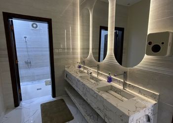 شاليه بجلسة خارجية ومسطح اخضر