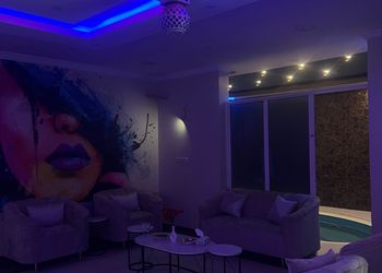 شاليه بصالة مطلة على المسبح 
