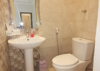 شاليه بمسبح داخلي ومسطح أخضر