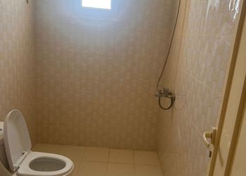 غرفة بسرير ماستر و اثاث مريح
