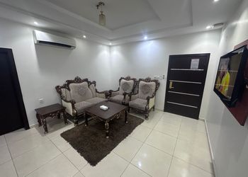 شقة بغرفة معيشة وغرفتين نوم