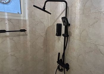 غرفة بسرير ماستر